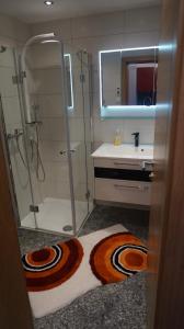 W łazience znajduje się prysznic i umywalka. w obiekcie Ferienwohnungen Fahringer Diana w mieście Kössen