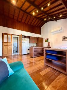 a large living room with a couch and a kitchen at Atelier-Aconchego e Fitness in Pirenópolis