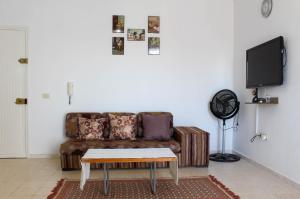 a living room with a couch and a coffee table at Résidence Chahed in Hammam Sousse