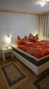 ケセンにあるFerienwohnungen Fahringer Dianaのベッドルーム1室(赤い枕のベッド1台付)