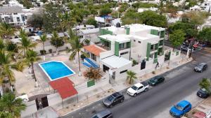 Luftaufnahme eines Hauses mit Swimmingpool in der Unterkunft Amet Hotel Boutique in La Paz