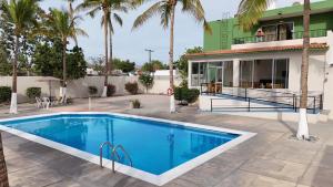 ein Swimmingpool vor einem Haus mit Palmen in der Unterkunft Amet Hotel Boutique in La Paz