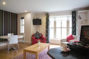 een woonkamer met een bank en een tafel bij Brennan Court Guest Accommodation in Limerick