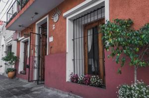 a building with flowers on the side of it at Inti Masi in Salta +7 photos