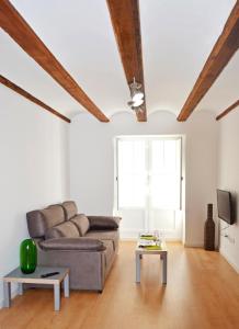 uma sala de estar com um sofá e uma mesa em Botànic Apartaments em Valência