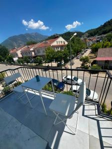 a patio with a table and chairs on a balcony at Alas Garden City Apartment Fethiye in Fethiye