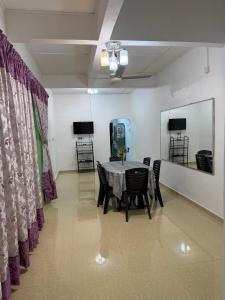 a dining room with a table and chairs at Homestay Jerantut in Jerantut