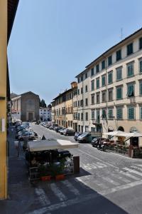 フィレンツェにあるCarmine Apartmentの駐車場車を停めた街道
