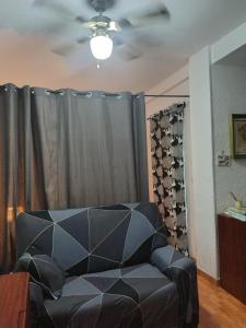 a couch in a living room with a ceiling at Hogar, Home, Accueil, Casa, Zuhause in Alicante