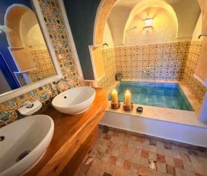 a bathroom with a tub and a toilet and a sink at Houch Taguermess in Taguermess