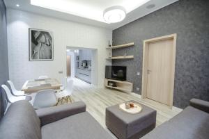salon z kanapą i stołem w obiekcie MaVa Apartments w Wiedniu