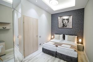 sypialnia z dużym łóżkiem w pokoju w obiekcie MaVa Apartments w Wiedniu