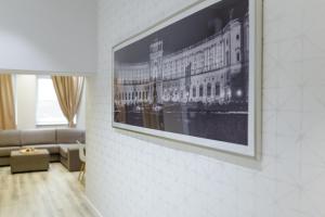 salon ze zdjęciem budynku na ścianie w obiekcie MaVa Apartments w Wiedniu