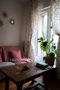 a living room with a table and a window at Iago city,appartement spacieux 2 chambres, hyper centre, aéroport et gare à proximité in Beauvais +50 photos