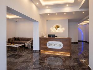 a reception area of a hotel with a reception desk at Golden Homes in Bostancı
