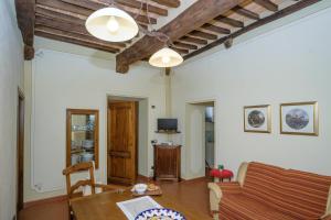 a living room with a table and a couch at Relais Villa Sensano in Pignano
