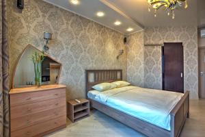 A bed or beds in a room at Kutuzoff Metro Polezhaevskaya Apartment