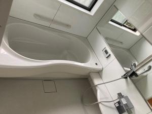 a bathroom with a bath tub in a room at Hourokusha - Vacation STAY 13417 in Doji