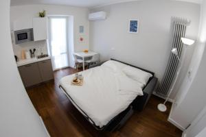 a small room with a bed and a kitchen at Casa Frino in Ghiffa
