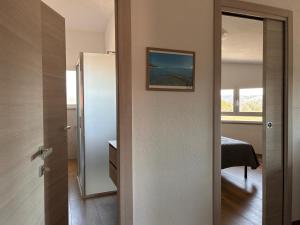 a room with a door leading to a bedroom at Casa Demelas in Stintino