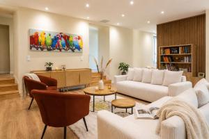 a living room with a white couch and chairs at Villa Prestige - Maison d Hôtes avec Piscine, Billard et Parking Privé - Centre 5 min - Proche A7-A9 in Orange
