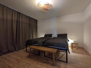 ein Schlafzimmer mit zwei Betten und einem Tisch darin in der Unterkunft L'Eauberge in La-Roche-en-Ardenne