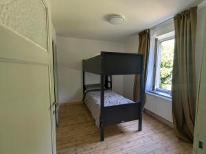 ein Etagenbett in einem Zimmer mit Fenster in der Unterkunft L'Eauberge in La-Roche-en-Ardenne