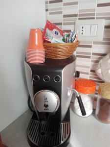 eine Kaffeemaschine mit einem Korb darüber in der Unterkunft Casa Giorgia in Cefalú