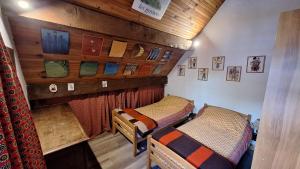 two twin beds in a room with wooden walls at Beau chalet en vallée d'Ossau in Laruns