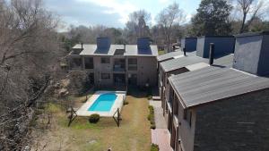an aerial view of a house with a swimming pool at FlussHaus VGB in Villa General Belgrano