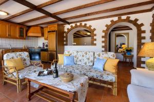 a living room with two couches and a table at Clara Suite 2 - Macaronesiahomes in Masdache