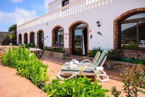 a pair of chairs sitting outside of a building at Clara Suite 2 - Macaronesiahomes in Masdache