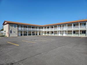 an empty parking lot in front of a large building at Driftwood Motel in Niagara Falls +40 photos