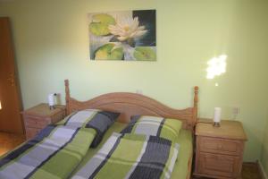 1 dormitorio con 1 cama y una pintura en la pared en Haus am Treffenbach, en Waldmünchen