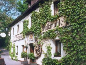 ein Gebäude mit Efeu, der seitlich wächst in der Unterkunft Land-Gast-Hof WALKMÜHLE in Feuchtwangen