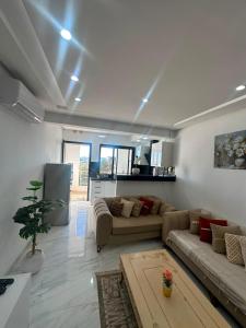 a living room with a couch and a table at Appartement de luxe in Tunis