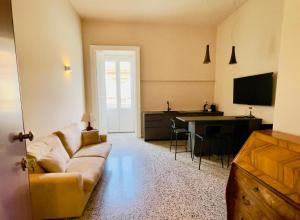 a living room with a couch and a desk at Residenze Candida - Casa Bianca in Locri