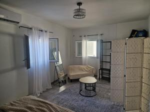 a room with a bed and a table and a chair at Villa le dalie in Mascalucia