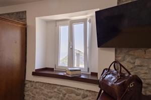 a room with a window with a book and a purse at Casa Isca in Trentinara