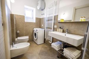 a bathroom with a sink and a washing machine at Casa Isca in Trentinara