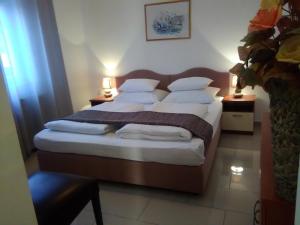 Postel nebo postele na pokoji v ubytování Guest house Garfild 2