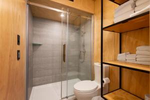 a bathroom with a shower and a toilet at Les Refuges du Massif de Charlevoix in Petite-Rivière-Saint-François