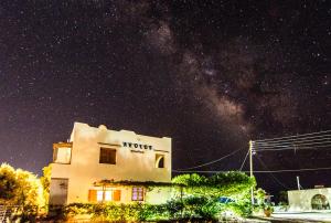 a starry night with the milky way above a hotel at Aeolos seaside studios in Frangokastello