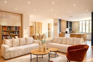 a living room with a couch and a table at Villa Prestige - Maison d Hôtes avec Piscine, Billard et Parking Privé - Centre 5 min - Proche A7-A9 in Orange +66 photos