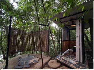 a house in the woods with a fence at Eco Meeting in Cali