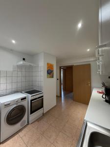 a kitchen with a washing machine and a sink at Gemütliche Ferienwohnung in Worbis in Worbis