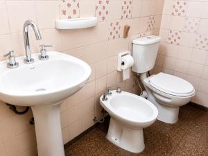 a bathroom with a sink and a toilet at Alojamiento Marlugm in Corrientes
