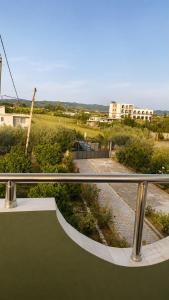 Blick von einem Balkon auf eine Skateboardrampe in der Unterkunft Hamallaj in Hamallë