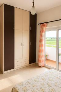 ein Schlafzimmer mit einem Bett und einem Fenster in der Unterkunft Hamallaj in Hamallë