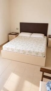 ein Schlafzimmer mit einem großen Bett und weißem Boden in der Unterkunft Hamallaj in Hamallë + 4 Fotos